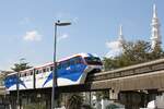 rapidKL Monorail Garnitur 30 mit den Nummern 3037 - 3040 (Hersteller: Scomi Rail, Type SUTRA) am 13.Dezember 2023 zwischen den Stesen's BBCC-Hang Tuah (MR4) und Maharajalela (MR3).