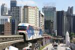 rapidKL Monorail Garnitur 22 mit den Nummern 2205 - 2208 (Hersteller: Scomi Rail, Type SUTRA) am 13.Dezember 2023 zwischen den Stesen's Imbi (MR5) und BBCC-Hang Tuah (MR4).