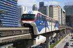 rapidKL Monorail Garnitur 22 mit den Nummern 2205 - 2208 (Hersteller: Scomi Rail, Type SUTRA) am 13.Dezember 2023 zwischen den Stesen's Imbi (MR5) und BBCC-Hang Tuah (MR4).