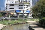 rapidKL Monorail Garnitur 30 mit den Nummern 3037 - 3040 (Hersteller: Scomi Rail, Type SUTRA) am 13.Dezember 2023 zwischen den Stesen's Maharajalela (MR3) und Tun Sambanthan (MR2).