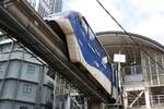 rapidKL Monorail Garnitur 22 mit den Nummern 2205 - 2208 (Hersteller: Scomi Rail, Type SUTRA) am 13.Dezember 2023 in der Stesen KL Sentral (MR1).