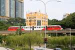 rapidKL Monorail Garnitur 27 mit den Nummern 2725 - 2728 (Hersteller: Scomi Rail, Type SUTRA) am 11.März 2024 zwischen den Stesen's Maharajalela (MR3) und Tun Sambanthan (MR2).