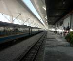 Die riesige Bahnsteigberdachung vom Bahnhof Padang Besar am 14.01.2013. Der Bahnhof wird zur Zeit von zwei Zugpaaren am Tag frequentiert.