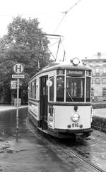 Nürnberg-Fürther Straßenbahn__Tw 916 [T2; MAN/SSW; 1940] auf Linie 11 nach 'Herrnhütte' in der Schleife vor dem Fürther Hbf.__21-07-1976