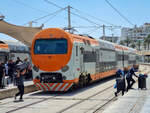 Zug 102 der S-Bahn Casablanca  TNR  ist aus Kenitra im Bahnhof Casa Port (Casablanca) angekommen, 14.06.2024.