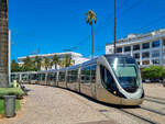 Straßenbahn Rabat-Salé der Linie 1 nach Hay Karima kurz hinter der Haltestelle Place Al Joulane, 15.06.2024.
