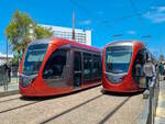 Straßenbahn Casablanca zwei Züge auf der Linie 1 begegnen sich in der Haltestelle Place des Nations Unies, 14.06.2024.