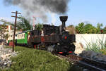 Die U44 und die U8 beschleunigen am Abend im August 2024 aus dem Bahnhof Wisach in Richtung Brunn am Berg.