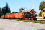 Im Bahnhof Trassdorf steht die 298.51 mit einem schweren Güterzug und wartet an einem warmen Abend im August 1980 auf die Weiterfahrt in Richtung Brunn am Berg.