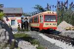 Bei der Blockstelle Untermühl fährt im Sommer 2024 die Nostalgielok 2095.11 mit dem P8913 von Brunn am Berg nach Garting.