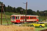 An einem schwülen heißen Sommertag im Jahre 1987 fährt der 5090 005 als FW17 von Frauental-Bad Gams nach Wildbach hier in der Haltestelle Geipersdorf-Wildbachberg.
Leider bewärte sich der Triebwageneinsatz nicht auf der weststeirischen Schmalspurbahn und so fuhren bis zur Einstellung 1992 weiter Dampflokomotiven.