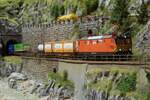 Der Olfapass zwischen St.Martin ob Langau und Leienfels ist eine (fiktive) Alpenquerung im Westen Österreichs.
Die 1844 001 kämpft sich am 7.8.2024 mit dem KLV41885 von Köln Eifeltor nach Torre San Giacomo über den Alpenpass gemeinsam mit der 1144 117 als Nachschiebetriebfahrzeug.