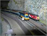 2. Dezember - Tag der Modelleisenbahn; und da gehört natürlich die kleine T-Gauge auch dazu. Immerhin schon seit elf Jahren zaubert die T-Gauge britische Ambiente in die Stube; und dieses Bild zeigt eine weitre britische Besonderheit: Ist der Bahnstieg zu kurz weisen besondere Tafeln den Lokführer auf den genauen Halteort hin. So kommen dann genau die Wagen ausserhalb des Bahnsteiges zum Halten, die dafür in den Fahrplanpublikationen vorgesehen sind.  

7. November 2024