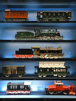 Diese Vitrinen im Verkehrsmuseum Nürnberg zeigt folgende Großmodelle: 

- den Güterzuggepäckwagen 15700 und den Akku-Triebwagen 8373
- die Dampflokomotive BBI  2100 
- die Dampflokomotive G8.1
- den Pferdtransportwagen 19621 und den Arztwagen 71 Stuttgart
- die Diesellokomotive 236 231-7 und eine nicht nähe bezeichnete Schneeschleuder

(Juni 2019)