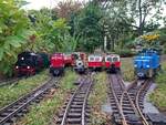 Zur Parade aufgefahren alle Triebwagen und Lokomotiven, die heute zum Enkeltag im Einsatz waren.
02.09.2023 18:09 Uhr in Radebeul (Fotograf lag auf den Gleisen )