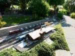 Gartenanlage der Stockerenbahn in Bolligen/BE .. Zwei Zge unterwegs am 11.08.2013