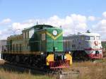 Heute wieder die kleine Menge Bilder von Mongolei komplettieren. Diesellok T3M-1-168 und im Hintergrund “Stalinlok” T3-2-522 in das Eisenbahn Museum von Mongolei in Ulaanbaatar am 16-9-2009.