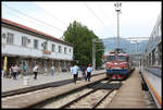 Der tägliche Schnellzug aus Belgrad erreicht hier mit Zuglok 461-041 am 17.05.2017 um 16.15 Uhr den Endbahnhof Bar in Montenegro.