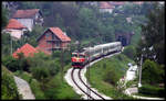 Der D nach Bar hat hier gerade am 22.5.2017 um 18.10 Uhr mit Zuglok 461-028 den Tunnel in Bijelo Polje verlassen.