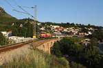 461 043 zieht den B432 von Bar nach Belgrad am 19.06.19 bei Sutomore.