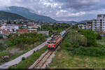 Am Abend des 02.05.2024 ist ŽPCG 461-041 unterwegs mit dem Nachtzug 432  Lovćen  von Bar nach Belgrad und Zemun (Serbien) und konnte hier wenige Minuten nach dem Start seiner Reise