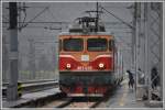 Ein Bahnsteigdach gibts in Bar nicht, so bleibt nur ein Spurt zum Zug mit der 461-036.