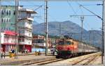 Der Nachtzug aus Belgrad mit 461 040 und zwölf Sitz-, Schlaf- und Liegewagen, sowie zwei Autotransportwagen hat in Podgorica einen Zwischenstopp eingelegt vor der Weiterfahrt nach Bar.