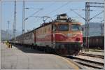 461 040 verlässt mit dem Nachtzug aus Belgrad den Bahnhof Podgorica Richtung Bar.