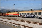 Der Nachtschnellzug 1136 mit der 461-040 und einem bunten Zug versprayter Sitz-, Liege- und Schlafwagen verlässt Podgorica um 18.00 Uhr Richtung Belgrad.