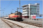 IC430 nach Belgrad mit 2B, ein serbischer Speisewagen und 2a sowie der 461-023 an der Spitze im Bahnhof Podgorica.