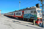 Elektrotriebwagen 412-041 an Gleis 1 im Bahnhof Podgorica.