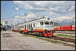 Bei herrlichem Fotolicht fährt hier der alte Elektrotriebwagen 412-049 vom Hausbahnsteig in Podgorica zum südlichsten Bahnhof des Landes nach BAR ab.