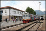 Elektrotriebwagen 412-046 aus Podgorica fährt hier am 17.5.2017 in den Endbahnhof Bar ein.