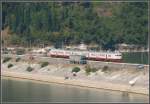 Nahverkehrszug auf dem Damm von Lesendro am Skutarisee (08.07.2011)