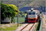 6 111 042/041 als R6152 von Bar nach Podgorica fährt hier auf den Damm von Lesendro am Skadarska Jezero/Skutarisee.Für Schiffe zwischen dem westlichen und östlichen Seeteil gibt es auch