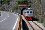 6 111 042/041 als R6152 von Bar nach Podgorica fährt hier auf den Damm von Lesendro am Skadarska Jezero/Skutarisee.