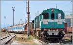 Auf dem Abstellgleis landen hier viele Fahrzeuge, unter anderem ein Triebzug der BR 6 111 und zwei Loks der BR744 005 und 006 der Serbischen Eisenbahnen. Podgorica (14.08.2014)