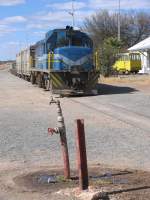 207 mit Gterzug Gobabis-Windhoek auf Bahnhof Gobabis am 7-7-2010.