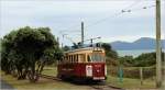 Im Queen Elizabeth Park, 45km östlich der neuseeländischen Hauptstadt Wellington, wird an Wochenenden auf einer kurzen Strecke ein Museumsstraßenbahnbetrieb betrieben, auf der die Fahrzeuge der 1964 eingestellten Straßenbahn Wellington verkehren. Hier einer der Triebwagen nahe der Endstation an der Küste. 12.4.14