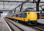 IC nach Leeuwarden wartet im Bahnhof Utrecht Centraal auf die Abfahrt.