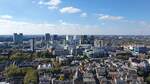 Suchbild ;-)

Der Bahnhof Utrecht Centraal, umgangssprachlich Utrecht CS und der größte Bahnhof der Niederlande, inmitten eines Gebäude-Ensembles.
Aufgenommen vom Domturm.

Utrecht, der 05.10.2024