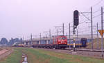 Containerzug der Firma Shortlines auf dem Weg von Europoort nach Sittard. Es führt Lok DE12 der HGK als Zug Nr.98101, hier bei Boxtel am 01.08.1998.
In der Anfangszeit dieser neuen Gesellschaft war die Auslastung der Züge ziemlich mässig, wie man sieht. 
Bemerkenswert ist auch das Hauptsignal Nr.1230, das in Fahrtrichtung links plaziert wurde, was in den Niederlanden nicht sehr oft vorkommt. Wie in Deutschland werden Signale links plaziert wenn rechts der Platz dazu fehlt.
Scan vom Dia (Fujichrome).