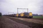 Gleich drei NS Diesellokomotiven der Reihe 22 werden am 15.3.1989 bentigt,
um einen Tankzug bei Borne in Richtung Hengelo zu befrdern.
Es handelte sich um folgende Maschinen: 2220 + 2226 + 2251.