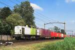 CapTrain CT-102 schleppt ein Containerzug aus Geleen-Lutterade durch Hulten nach Moerdijk am 9 Juli 2021.