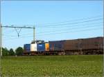 Eine Diesellok der Volker Rail mit Containerwagen am Haken auf der Relation
Sittard - Roermond unterwegs. Location: Echt/Niederlande im Mai 2012.