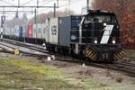 Am 26 November 2020 rangiert RFO 7110 mit ein Containerzug in Blerick.