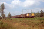 Railion 6426 mit Güterzug aus Hbillns und Hbbins bei Wolfheze am 16.08.2005. Die Lok führt bis Emmerich. Angeblich war es Zug 46507 von Kijfhoek nach Bologna, Ladegut Tabakwaren. Scanbild 9096, Fujichrome100.