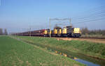 Dreifachtraktion, vorne 6455 Railion, als Zug 49130 (Bottrop Süd - Maasvlakte) bei Elst, 28.03.2002. Bild 8480. Leere Falns (DB).