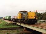 Die 6434 mit dem Gterzug 52278 Waalhaven Zuid-Veendam fahrt ber die Brcke (Muntdammerdiep) bei Zuidbroek am 2-9-1992.