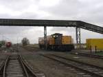 Abfahrt von 6414 mit Gterzug Delfijl-Onnen in Delfzijl Hafen am 16-4-2010.